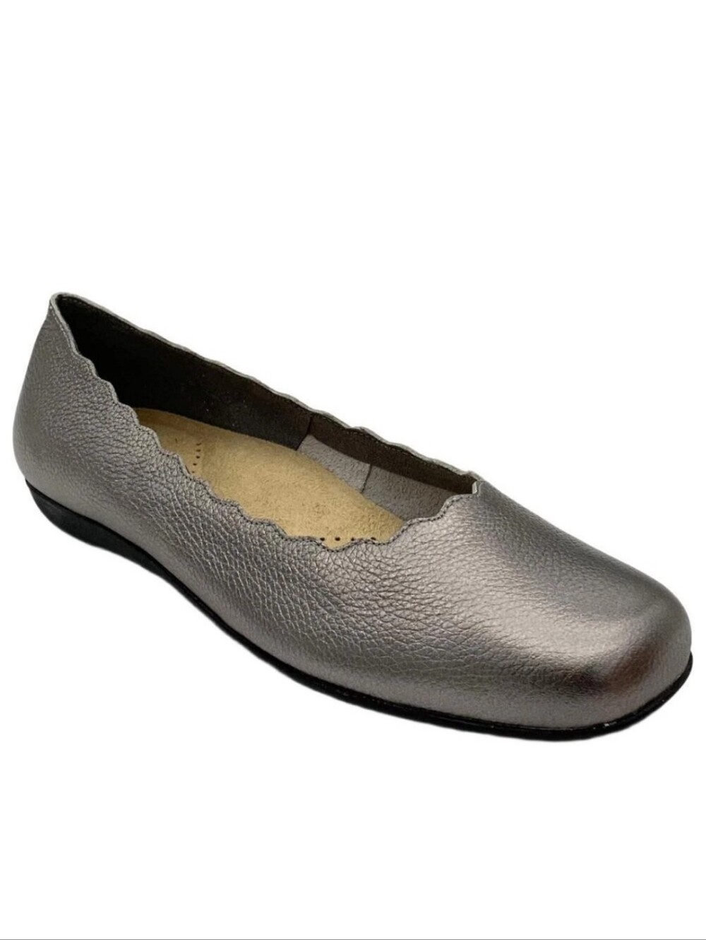 Trotters Sabine Flats in a metallic pewter Leather with Scallop Trim 7.5N